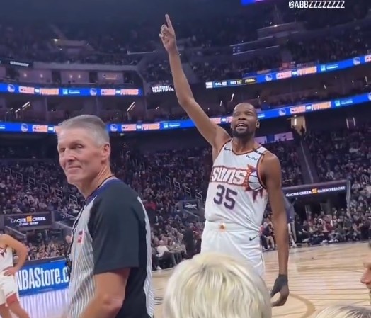  佩頓：兄弟你要上天？KD：你跟我這么大的時候已經(jīng)是球隊第8人了