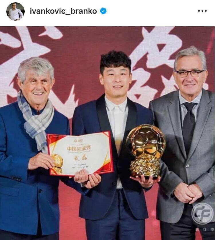  出席中國金球獎頒獎儀式，伊萬曬與武磊、米盧同框照片