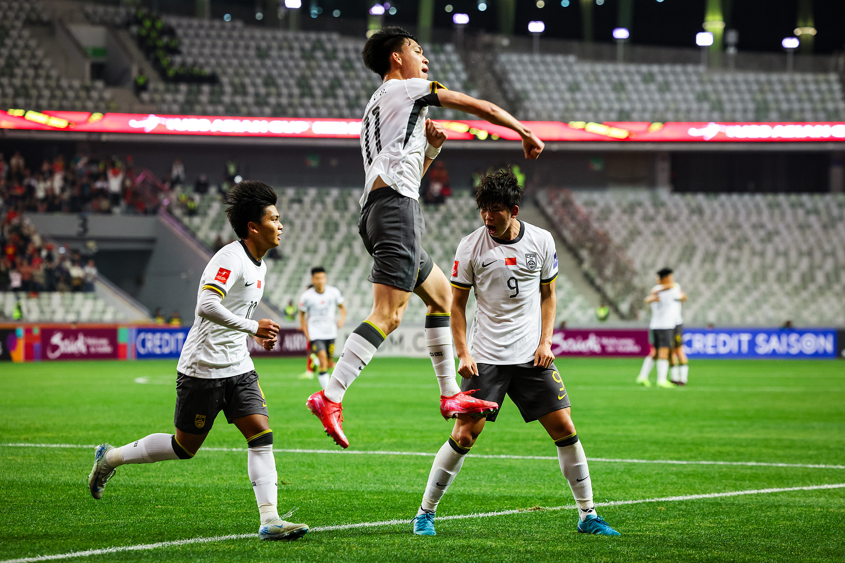  全面壓制！國青半場控球率高達7成，射門比9-3，造對方3張黃牌