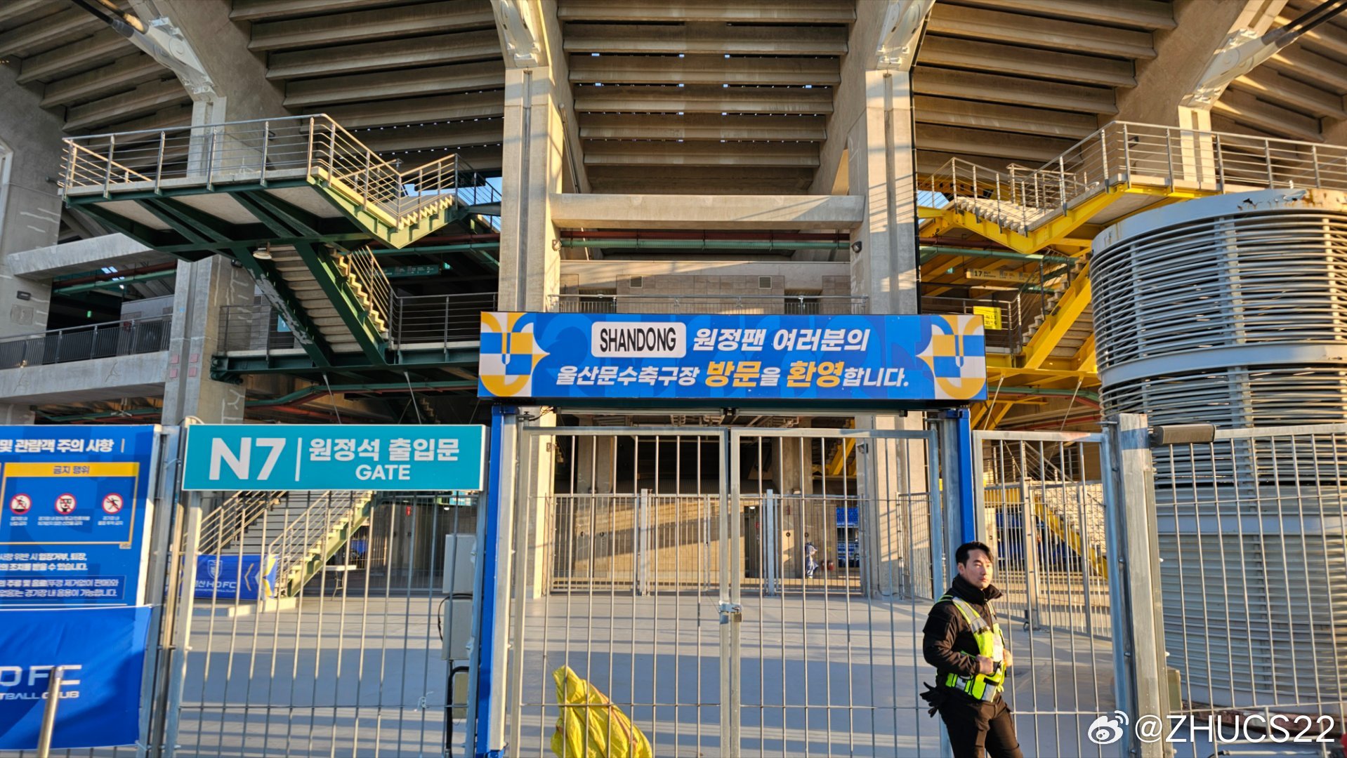  博主：蔚山現(xiàn)場工作人員、轉播車、安保在準備撤場，場外一片安靜