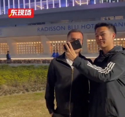  塞爾吉尼奧現(xiàn)身上海八萬人體育場，并與球迷親切打招呼合影