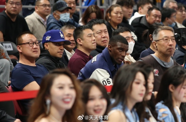  真籃球迷！國安外援法比奧攜玉昆外援科斯塔來到五棵松觀戰(zhàn)CBA