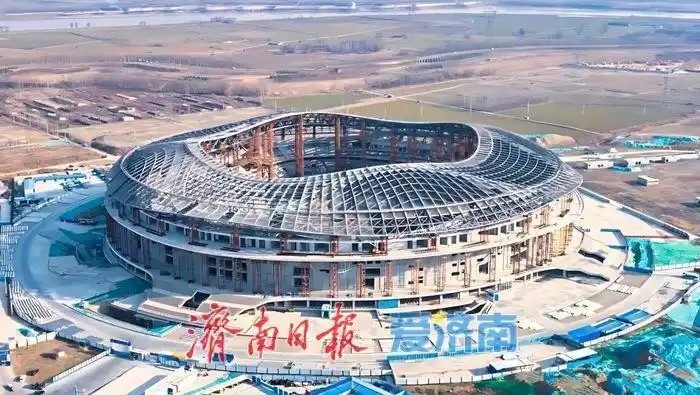  魯媒：戴上1.6萬噸“鋼鐵巨冠”，黃河體育中心球場完成屋蓋施工