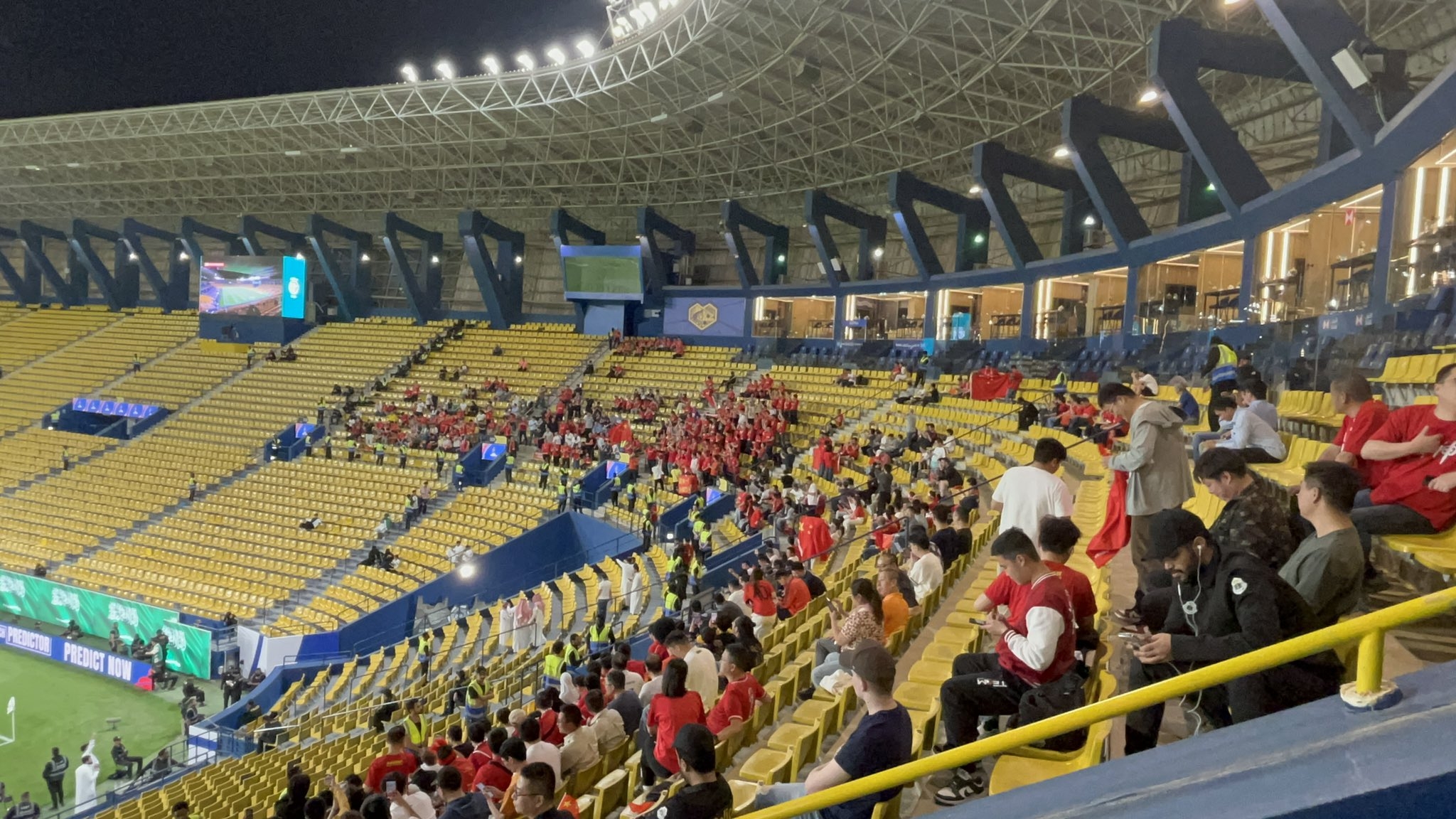  球票已售罄！中國球迷已經(jīng)入場，坐在球場上層沙特球迷區(qū)上方