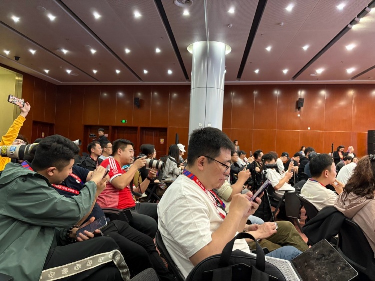  萬眾矚目！記者擠滿國足賽前新聞發(fā)布廳，賽場記者預(yù)計超300人