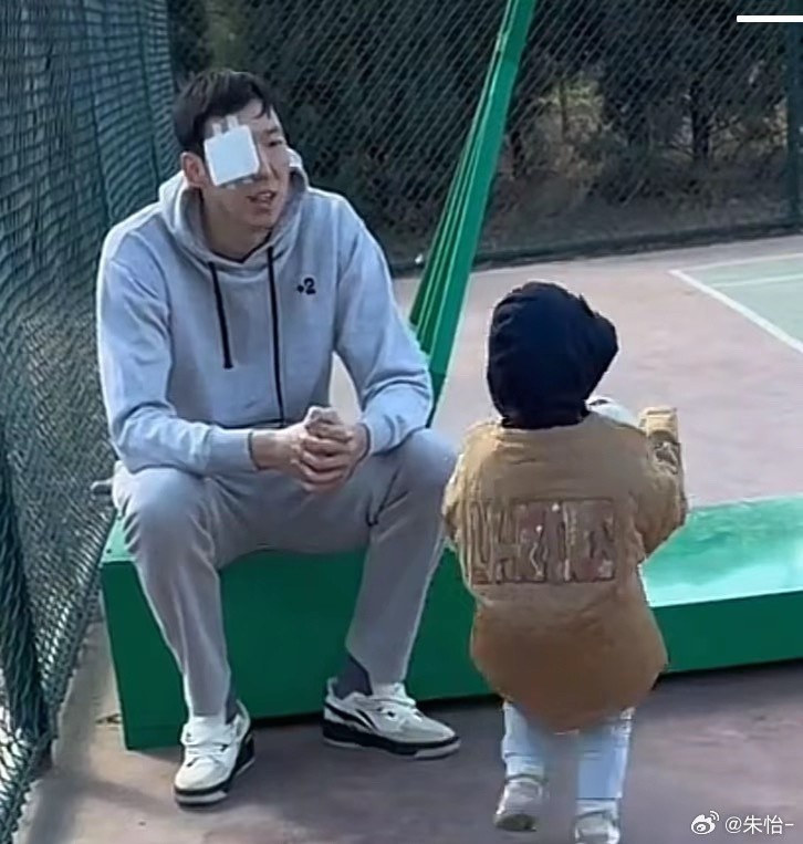  顧家好男人！記者曬出周琦手術(shù)后回歸家庭帶娃照片