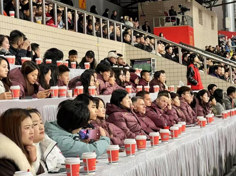  北青體育：中國女足現(xiàn)身中甲賽場，觀看重慶銅梁龍vs遼寧鐵人