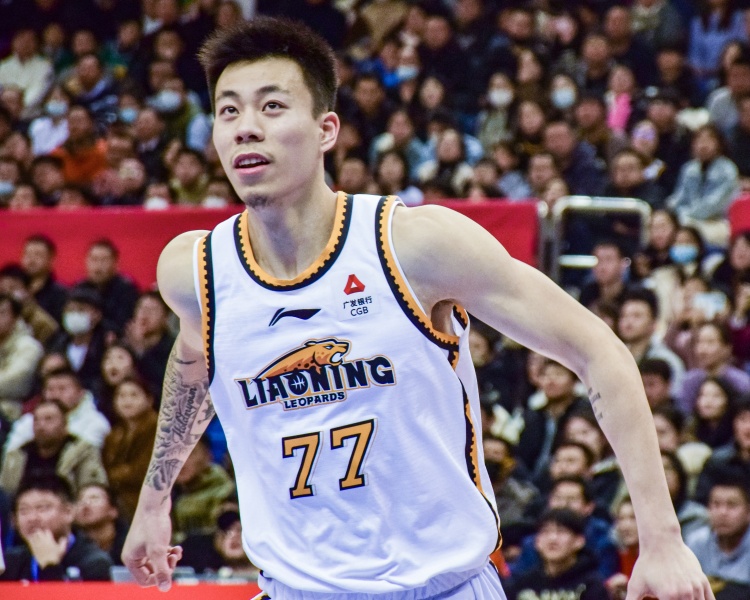  狀態(tài)復蘇！張鎮(zhèn)麟上半場11投7中&三分4中1 拿到15分4板4助2斷