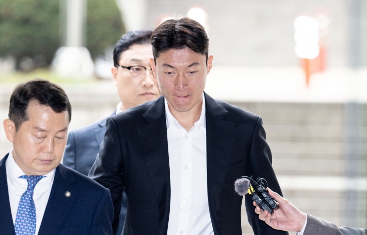  韓國(guó)國(guó)腳黃義助非法拍攝不雅視頻，一審被判有期徒刑1年緩刑2年！